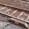 Zwei Jugendliche haben am Samstag rund 20 Steine auf das Gleis am Bahnhof Biessenhofen gelegt.