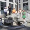Faire Produkte halten die Mitglieder der neu gegründeten Steuerungsgruppe in Händen (v.l.): Dominik Halder, Burkhard Arnold, Oberbürgermeister Manfred Schilder, Mechthild Feldmeier, Alexandra Hartge, Bürgermeisterin Margareta Böckh und Petra Beer. 