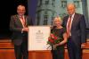 Bei der Überreichung der Ehrenbürgerurkunde in der Stadthalle (v.l.): Oberbürgermeister Manfred Schilder, Renate und Herbert Müller.  