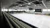 Leere Ränge im Kaufbeurer Eisstadion (Archivbild): Der Verein hofft auf den Sisonstart am 6. November.