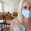 Coronavirus: Lehrerin mit Maske in der Schule (Symbolbild)