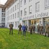 Im Rahmen der gegenseitigen Amtshilfe unterstützt die Bundeswehr mit bis zu sieben Soldaten das Gesundheitsamt Lindau. Der Einsatz ist zunächst beschränkt auf sechs Wochen und kann bei Bedarf verlängert werden. Die eingesetzten Soldaten kommen aus dem Kreisverbindungskommando Lindau sowie von der "Schule ABC-Abwehr und gesetzliche Schutzaufgaben" aus Sonthofen.