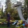 Oberbürgermeister Manfred Schilder legt zur Erinnerung an die gefallenen deutschen Soldaten der zwei Weltkriege am Denkmal im Waldfriedhof einen Kranz der Stadt Memmingen nieder.