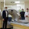 Fast wie Weihnachten: (v.li.) Dr. Claus Schöler, Chefarzt der Allgemein- und Viszeralchirurgie, Martin Gösele, Vorstand der Wertachkliniken, Andreas Lenz, Leiter der Haustechnik, und Dr. Egbert Knöpfle, Radiologe der Wertachkliniken, beim neuen Computertomografen der Wertachklinik in Schwabmünchen, wo man sich freut, dass die Umbauarbeiten abgeschlossen sind und die neuen Geräte genutzt werden können. 
