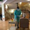 Start der Corona-Impfungen um Ulrichsheim: Dr. Hardy Götzfried im Gespräch mit einem impfbereiten Senior. 