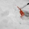Den 52-Jährigen störte es, dass der 67-Jährige den Schnee auf die Straße schippte. (Symbolbild)