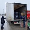 Zwei Polizeibeamte der PI Marktoberdorf bei der Kontrolle des Lkw.
