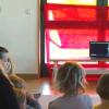 Die Kinder eines Kindergartens in Niedersonthofen stehen mit den "Daheimgebliebenen" per Videochat in Kontakt.