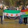 Weit über hundert Syrer feierten am Sonntagabend den Machtwechsel in ihrem Heimatland bei einer Spontankundgebung auf dem Königsplatz. Organisatorin Fadia Faraj und ihr Vater Manhal Faraj halten die Freiheitsflagge in die Höhe.