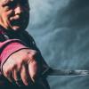 In Günzburg hat am Mittwochabend ein 44-jähriger Mann Holzscheite von einem Hänger abgeladen. Dabei wurde er von einem betrunkenen Mann (40) von seinem Balkon aus beleidigt und später angegriffen. (Symbolbild) 