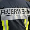 Auf dem Weg zu einem Einsatz kam ein Feuerwehrmann von der Straße ab. (Symbolbild)