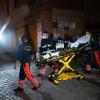 Sanitäter verlassen das Gelände der Oberlinklinik. In einer Potsdamer Klinik sind vier Leichen gefunden worden. Eine 51 Jahre alte Frau sei unter dringendem Tatverdacht festgenommen.