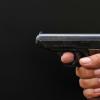 Ein 37-Jähriger mit einer Schreckschusswaffe gab sich in einer Tankstelle als Polizist aus. (Symbolbild)