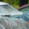 Ein 28-Jähriger hatte in Krumbach mehrere Autoscheiben eingeschlagen. Jetzt hat die den Täter ermittelt. (Symbolbild)