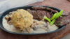 Die leckere Pilzpfanne mit Waldsteakfetzen und gesmokten Speckknödel von AJ-BBQ. 
