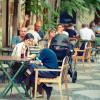 Ab Mittwoch gelten in Lindau gelockerte Corona-Regeln. Für den Restaurantbesuch ist dann kein Test mehr nötig. (Symbolbild)
