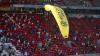Ein Greenpeace-Aktivist flog am Dienstag beim EM-Spiel zwischen Deutschland und Frankreich mit einem Gleitschirm in die Allianz Arena.
