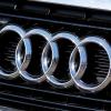 Die Polizei such einen Audi-Fahrer, der zwei Personen aus seinem Kofferraum "verloren" haben soll. (Symbolbild) 