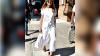 Model Olivia Palermo im sommerlichen Look mit offenen High Heels. 