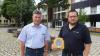 Walter Wilhelm und Markus Adler mit einem lebensrettenden Defibrillator.