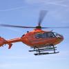 Rettungshubschrauber fliegt den schwerverletzten Motorradfahrer (51) in eine Unfallklinik. (Symbolbild)
