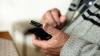Ein 81-Jähriger hat Telefon-Betrügern 20.000 Euro gegeben. (Symbolbild)