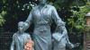 Prinz Harry am Donnerstag vor der neuen Statue, die seine verstorbene Mutter Diana zeigt.