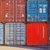 Ein Lkw-Fahrer hat seine Hand unter einem Container eingeklemmt. (Symbolbild)