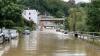 Das Wasser steht in einer Straße. Nach heftigem Starkregen ist in Altena ein Feuerwehrmann bei der Rettung eines Mannes ertrunken.