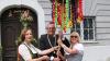 Übergabe des Stängeles (v.l.): Dagmar Trieb, die neue Vorsitzende des Kinderfestausschusses, OB Manfred Schilder und Gerlinde Arnold, scheidende Vorsitzende des Kinderfestausschusses.