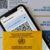 Ein Impfpass und ein Smartphone, auf dem die App CovPass läuft, liegen auf einem Impfzertifikat, das von einer Apotheke ausgestellt wurde. Der digitale Nachweis ist eine freiwillige Ergänzung des weiter gültigen gelben Impfheftes aus Papier. (Archivbild)