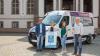 Peter Hartl (Geschäftsleiter Stadt Füssen), Theresa Neumann (Marketing Stadt Füssen), Tina Krieger (Vertriebsinnendienst mikar) und Manfred Schweinberg (Straßenverkehrsbehörde Stadt Füssen) bei der Übergabe des Autos.