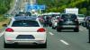 In den Sommerferien fahren viele mit dem Auto in den Urlaub - das ist auf den Straßen bemerkbar. 