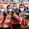 Franziska Brauße, Lisa Klein, Mieke Kröger und Allgäuerin Lisa Brennauer (r.) zeigen nach dem Olympiasieg ihre Goldmedaillen. 