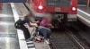 Die Bilder aus der Videotechnik des Bahnsteigs offenbaren die dramatischen Sekunden. Ein unbekannter Retter, den die Bundespolizei sucht, bewahrte eine Rollstuhlfahrerin am Hauptbahnhof München vor dem sicheren Sturz ins Gleis.