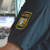Die Polizei sucht Zeugen eines gefährlichen Überholmanövers. (Symbolbild)