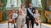 Die Taufe scheint dem kleinen Prinz Julian gefallen zu haben. Auf dem offiziellen Foto zum Event sitzt er auf Mamas Schoss. Neben Prinzessin Sofia haben sein ältester Bruder, Prinz Alexander,