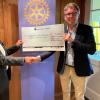 Erfreut zeigte sich der Chef des "Rotary Distrikts 1841" hinsichtlich einer 10.000-Euro-Spende des Rotary Clubs Oberstdorf-Kleinwalsertal für die flutgeschädigten Menschen des vergangenen Juli. (links im Bild: Rainer Lipczinsky, rechts: Jürgen Lupfer)