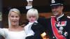 Kronprinzessin Mette-Marit mit Sohn Marius und Kronprinz Haakon von Norwegen am 25. August 2001.