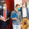 Markus Rinderspacher (SPD), bayerischer Landtagsvizepräsident und europapolitischer Sprecher der bayerischen SPD-Landtagsfraktion (l-r), Florian Siekmann, stellvertretender Fraktionsvorsitzender und europapolitischer Sprecher der Landtags-Grünen, und Helmut Kaltenhauser, Finanz- und haushaltspolitischer Sprecher der FDP-Fraktion im bayerischen Landtag, verlassen nach einer Pressekonferenz zur Vorstellung des Fragenkatalogs zu einem Untersuchungsausschuss zur Maskenaffäre den Konferenzsaal. Die Pressekonferenz wurde von den Landtagsfraktionen der FDP, von Bündnis 90/Die Grünen und SPD abgehalten.
