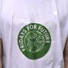 Michelle Derbach von der "Fridays for Future"-Ortsgruppe Füssen/Pfronten hält am Freitag Mahnwache für die Opfer der Flutkatastrophe. (Symbolbild)