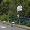 Das Schild einer Bushaltestelle an einer Straße in dem Ort bei Aachen ist umgebogen. Zuvor hatte hier ein Kleintransporter eine Mutter und ihr Baby an einer Bushaltestelle erfasst und tödlich verletzt.