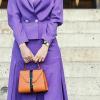 Auch zum femininen Business-Look lassen sich die trendigen Statement-Handtaschen stylen.