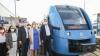 Ministerpräsident Dr. Markus Söder und Verkehrsministerin Kerstin Schreyer mit weiteren Gästen der Sonderfahrt vor dem Wasserstoffzug im Allgäu.