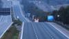 Ein weißer Reisebus steht auf der Autobahn 9 in Fahrtrichtung München. Wegen einer mutmaßlichen Geiselnahme in dem Reisebus hat die bayerische Polizei die Autobahn 9 zwischen den Anschlussstellen Hilpoltstein und Greding in beiden Fahrtrichtungen komplett gesperrt und einen Tatverdächtigen festgenommen. 
