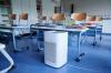 Um die Ausbreitung des Coronavirus einzudämmen, werden viele Schulen mit Luftreinigungsgeräten ausgestattet.