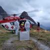 Mit einem Hubschrauber werden die Erkrankten in ein ein Einsatzzentrum im Langlaufstadion Ried gebracht. 