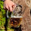 In Seeg hat ein 20-jähriger Partygast mit einem Maßkrug zugeschlagen und einen weiteren Partygast am Kopf verletzt. (Symbolbild) 