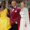 Daniel Craig (M.) auf dem roten Teppich neben seinen Co-Stars Lashana Lynch (l.) und Léa Seydoux.