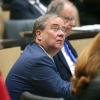 Der Blick auf die Zahlen: Für Armin Laschet (CDU) momentan nicht lustig.
